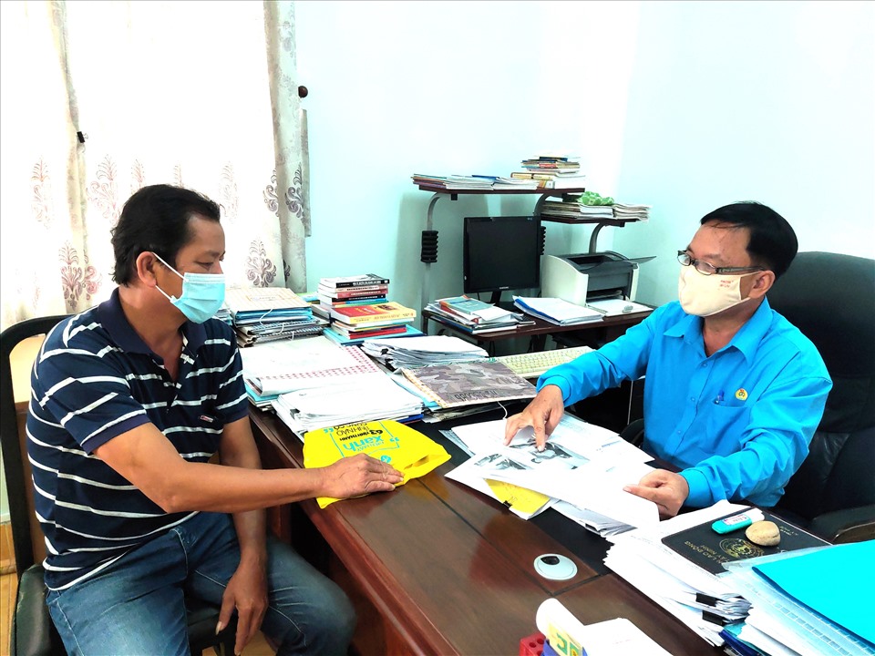 Ông Nguyễn Văn Nho (áo xanh) - Chủ nhiệm Văn phòng Tư vấn pháp luật đang tư vấn về pháp luật lao động cho công nhân, NLĐ. Ảnh LĐLĐ Tây Ninh