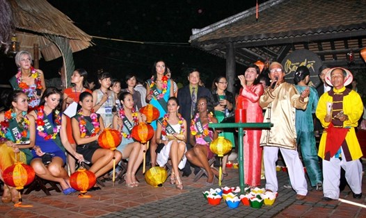 Các hoạt động tại phố đi bộ và phố đêm Hội An được triển khai trở lại sau dịch COVID-19. Ảnh: Thanh Hải