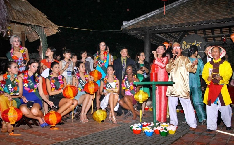 Các hoạt động tại phố đi bộ và phố đêm Hội An được triển khai trở lại sau dịch COVID-19. Ảnh: Thanh Hải