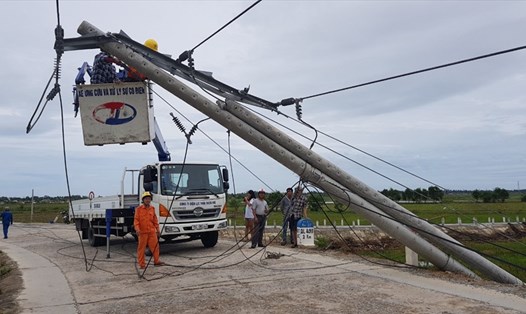 Bão số 5 làm 272 cột điện trên địa bàn Thừa Thiên Huế gãy đổ. Ảnh: PC Thừa Thiên Huế.