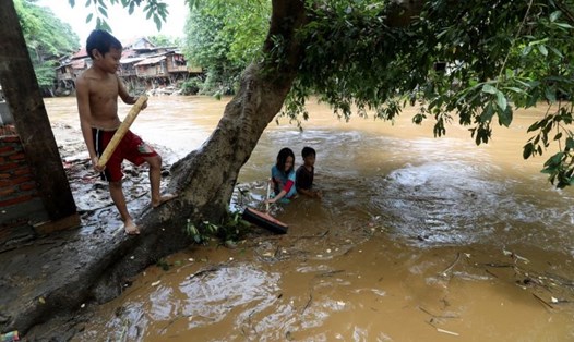 Sông lớn tràn bờ gây lũ lụt nặng nề cho thủ đô Indonesia. Ảnh: EPA.