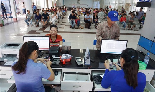 Hành khách mua vé tàu Tết Nguyên đán 2020 ở ga Sài Gòn.  Ảnh: Minh Quân