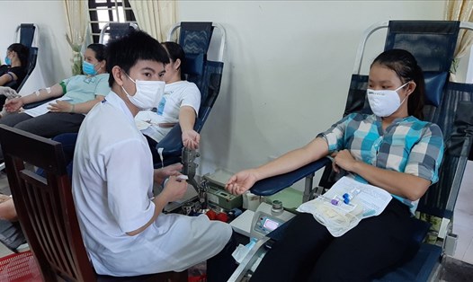 Gần 200 đoàn viên thuộc LĐLĐ huyện Phú Vang tham gia hiến máu nhân đạo. Ảnh: Đình Phô.