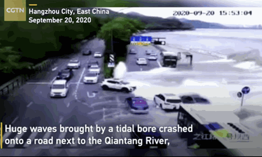 Thủy triều sông Tiền Đường của Trung Quốc bất ngờ dâng cao, tràn vào bờ và cuốn phăng nhiều ô tô đang di chuyển. Ảnh:  CGTN