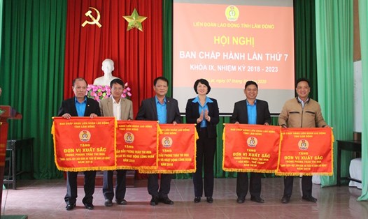 Các tập thể được trao tặng Cờ thi đua xuất sắc năm 2019 của Tổng LĐLĐVN và Liên đoàn Lao động tỉnh Lâm Đồng. Ảnh: Hồng Ngọc