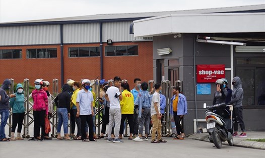 Công nhân Công ty Shop - Vac (KCN Phú Thái, Kim Thành, Hải Dương) tụ tập tại công ty ngày 22.9 để đợi giải quyết quyền lợi. Ảnh: HH