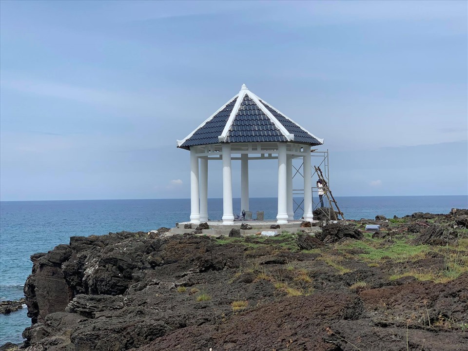 Điểm dừng chân ở đảo Bé được xây dựng trên đá nham thạch. Ảnh: Thanh Chung