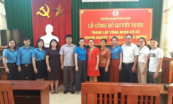 Đồng chí Nguyễn Ngọc Thư -Chủ tịch LĐLĐ tỉnh Cao Bằng trao Quyết định thành lập CĐCS tại Lễ công bố Quyết định thành lập Công đoàn cơ sở DNTN Trung Hường. Ảnh: Hải Hoà