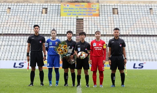 Tổ trọng tài tại điều hành trận đấu giữa Hà Nam và Thái Nguyên tại Giải bóng đá nữ Vô địch quốc gia - Cúp Thái Sơn Bắc 2020. Ảnh: Hải Đăng
