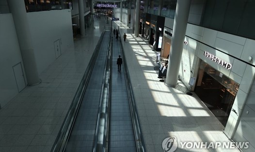 Dãy cửa hàng miễn thuế vắng vẻ ở sân bay quốc tế Incheon, Hàn Quốc hôm 22.9. Ảnh: Yonhap