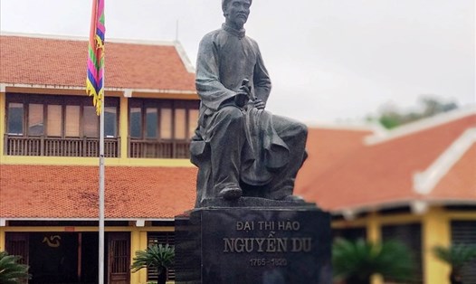Tượng Đại thi hào Nguyễn Du tại Khu lưu niệm ở Nghi Xuân, Hà Tĩnh. Ảnh: QĐ.