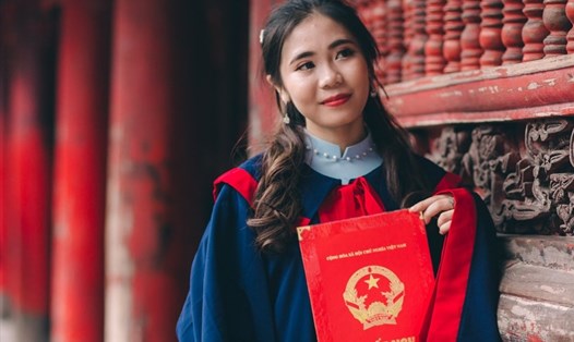 Đào Huê là 1 trong 88 cái tên được vinh danh trong lễ tuyên dương thủ khoa xuất sắc tốt nghiệp các trường Đại học, Học viện trên địa bàn thành phố Hà Nội năm 2020. Ảnh: NVCC