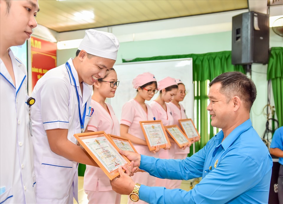 Ông Đinh Trần Thanh Tâm,  Phó Chủ tịch LĐLĐ Quận Tân  Bình, trao khen thưởng cho các điều dưỡng đoạt giải tại hội thi. Ảnh Đức Long