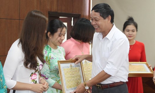 LĐLĐ TP.Hải Phòng tặng giấy khen các tập thể, cá nhân khối công đoàn trường học quận Hồng Bàng. Ảnh MD