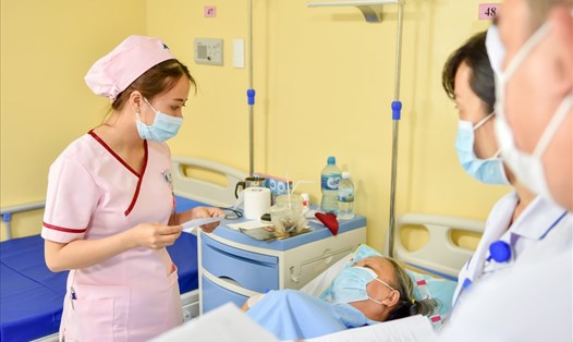 Nhân viên điều dưỡng trong phần thi thực hành "Điều dưỡng giỏi" Quận Tân Bình năm 2020. Ảnh Đức Long