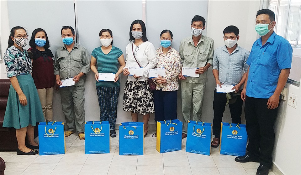 CĐ Khu CN Đà Nẵng trao quà hỗ trợ cho CNLĐ bị bị ảnh hưởng dịch bệnh COVID-19. Ảnh: Thái Bình