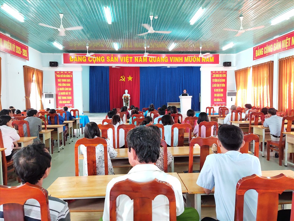 Ông Nguyễn Văn Nho – Phó trưởng Ban Chính sách pháp luật, Chủ nhiệm Văn phòng Tư vấn pháp luật LĐLĐ tỉnh tuyên truyền về pháp luật lao động và công đoàn. Ảnh: LĐLĐ thị xã Hòa Thành
