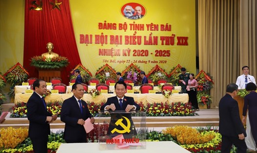 Các đại biểu tiến hành bỏ phiếu bầu Ban Chấp hành Đảng bộ tỉnh Yên Bái nhiệm kỳ 2020-2025. Ảnh Ái Vân