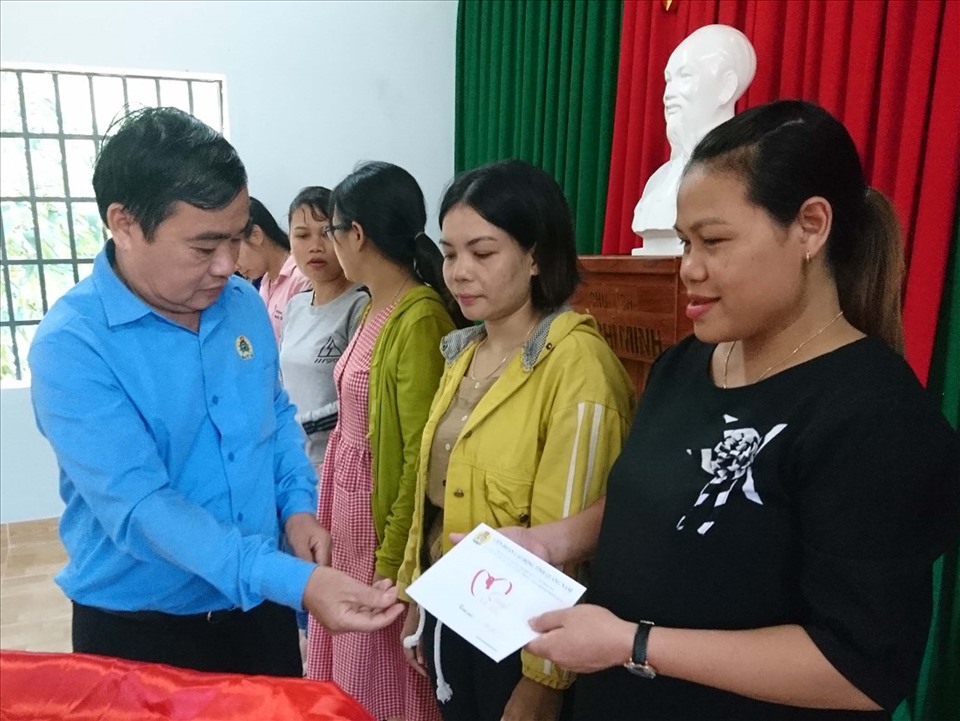 Chủ tịch LĐLĐ tỉnh Quảng Nam Phan Xuân Quang trao quà hỗ trợ cho đoàn viên bị ảnh hưởng bão số 5. Ảnh: Phương Nguyên