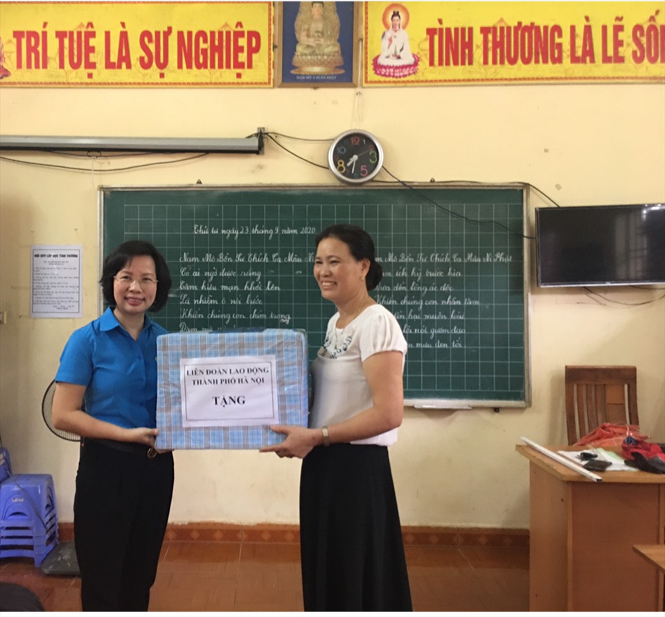 Cô giáo Lê Thị Hoà (bên phải) nhận quà Trung thu của Liên đoàn Lao động Hà Nội trao tặng. Ảnh: Hải Anh