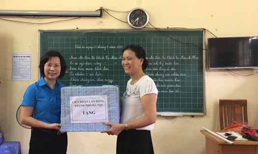 Cô giáo Lê Thị Hoà (bên phải) nhận quà Trung thu của Liên đoàn Lao động Hà Nội trao tặng. Ảnh: Hải Anh