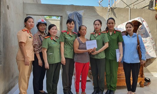 Hội phụ nữ Công an tỉnh Thừa Thiên Huế hỗ trợ gia đình các hội viên bị thiệt hại do bão số 5. Ảnh: CA.