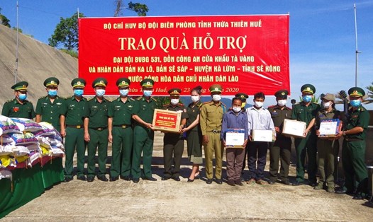 Lãnh đạo BĐBP tỉnh Thừa Thiên Huế tặng quà cho lực lượng vũ trang và nhân dân nước bạn Lào tại cửa khẩu A Đớt - Tàng vàng. Ảnh: Võ Tiến.