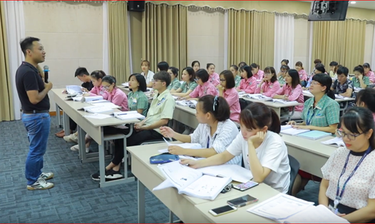 Nhân viên Công ty TNHH Samsung Electronics Việt Nam Thái Nguyên được học ngoại ngữ miễn phí. Ảnh: Việt Lâm