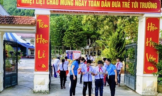 Cán bộ Bảo hiểm xã hội tỉnh Lai Châu tuyên truyền chính sách bảo hiểm y tế tới học sinh. Ảnh: BHCC