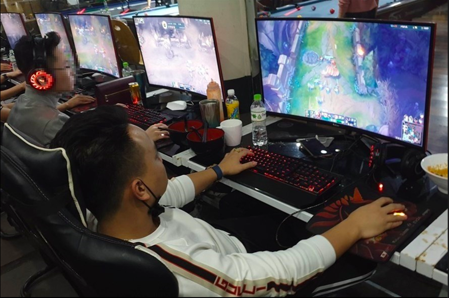 Lợi và hại khi để trẻ tiếp xúc với trò chơi điện tử. Ảnh: Trần Tuấn