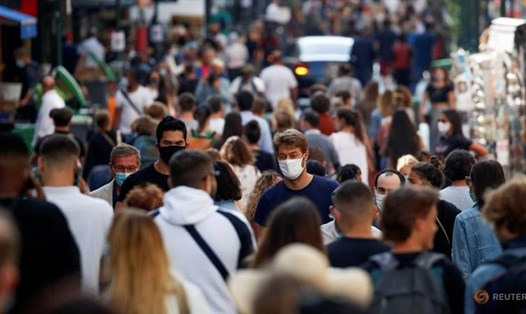 Pháp công bố bản đồ ''vùng nguy hiểm'' đối với COVID-19 nhằm thắt chặt hạn chế, ngăn chặn lây lan dịch bệnh. Ảnh: Reuters