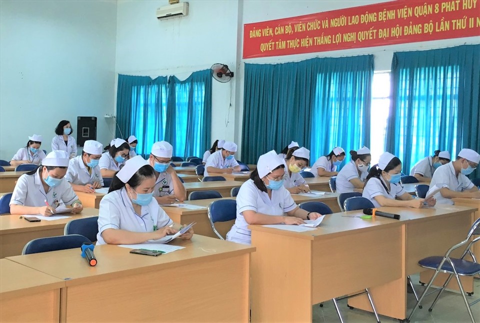 Các điều dưỡng, nữ hộ sinh trong hội thi. Ảnh Đức Long