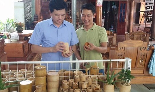 Anh Nguyễn Đình Hùng-Bí thư Huyện ủy Con Cuông (Nghệ An) xem các sản phẩm của Trà Lâm BAMBOO. Ảnh: Đăng Việt