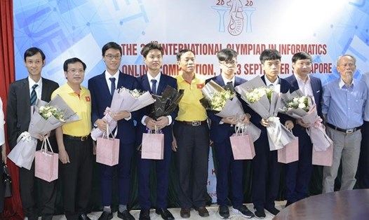 Ông Mai Văn Trinh- Cục trưởng Cục Quản lí chất lượng (Bộ GDĐT) chúc mừng các thí sinh đoạt 4 huy chương Olympic Tin học quốc tế năm 2020. Ảnh: Bộ GDĐT