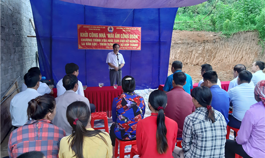 Đồng chí Bí thư Đảng ủy xã Hợp Thành phát biểu cảm ơn các đơn vị đã hỗ trợ giúp đỡ xây nhà cho gia đình ông La Văn Lọc. Ảnh: Kim Minh
