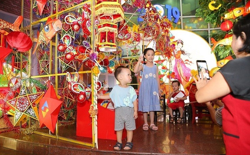 Trẻ em vui chơi dịp Trung thu. Ảnh Thanh Huyền.