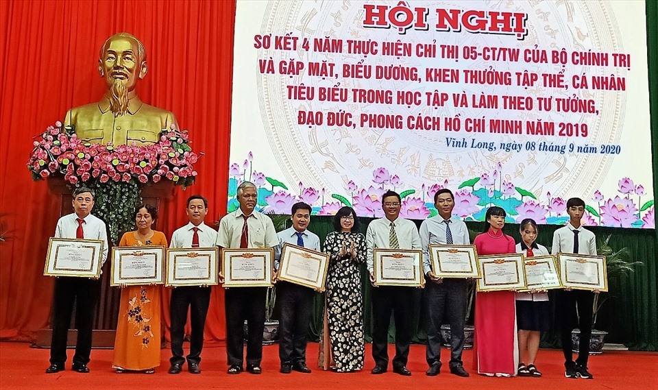 Tỉnh ủy Vĩnh Long tuyên dương, khen thưởng các cá nhân tại Hội nghị sơ kết 4 năm "Học tập và làm theo tư tưởng, đạo đức, phong cách Hồ Chí Minh". Ảnh: B.T.G