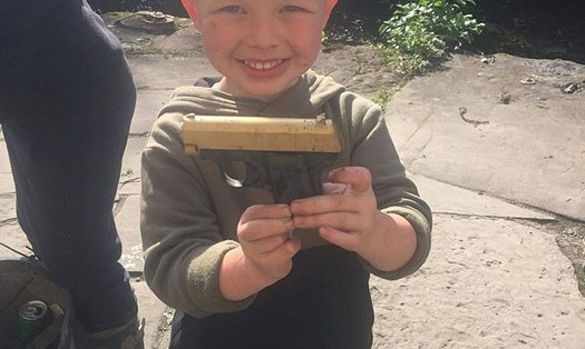 Mới đây nhất, cậu bé Leo Nixon, 4 tuổi, cũng câu được khẩu súng hơi BB ngay trong chuyến đi câu đầu tiên. Ảnh: Daily Mail