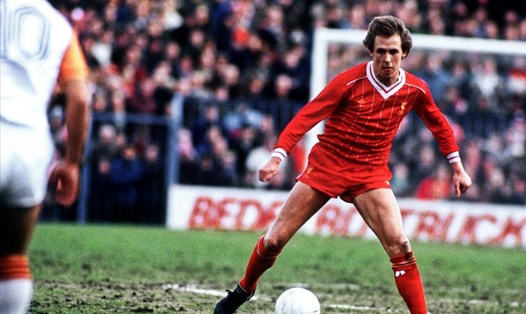 Cựu hậu vệ Phil Neal đang giữ kỷ lục về số trận đấu liên tiếp cho Liverpool. Ảnh: thesefootballtimes
