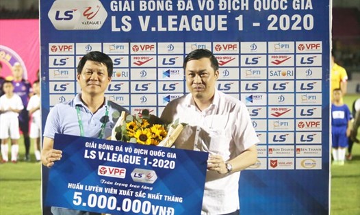 Ông Vũ Tiến Thành được vinh danh là huấn luyện viên hay nhất tháng của V.League trước khi giải đấu bị tạm ngưng sau vòng 11. Ảnh: VPF.