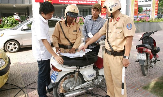 Cảnh sát giao thông tiến hành xử phạt người vi phạm. Ảnh: Tixe.vn
