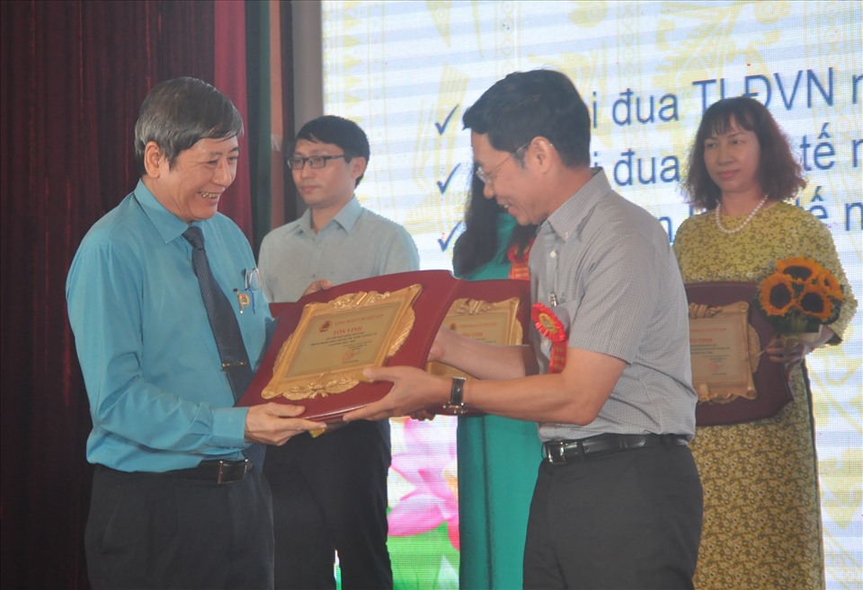 Ông Trần Thanh Hải - Phó Chủ tịch Thường trực Tổng LĐLĐVN trao bằng khen tới các điển hình tiên tiến. Ảnh: Bảo Hân.