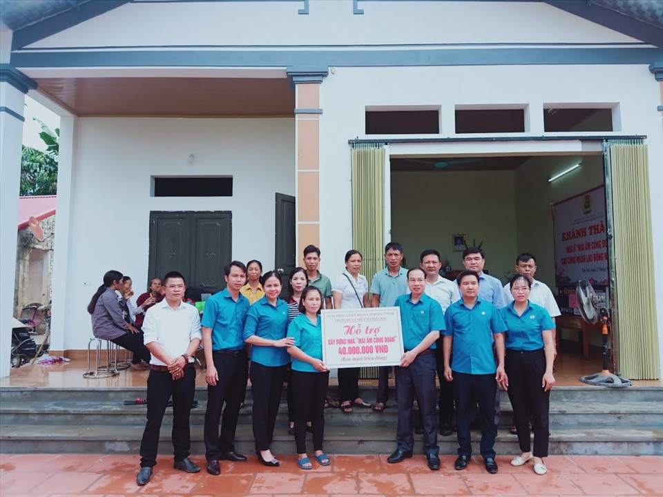 Đồng chí Lê Đức Thọ - Phó Chủ tịch Liên đoàn Lao động tỉnh Bắc Giang trao kinh phí hỗ trợ của Cụm thi đua Liên đoàn Lao động 7 tỉnh trung du và miền núi phía Bắc cho đoàn viên Nguyễn Thị Duyên. Ảnh: Nguyễn Thị Mơ.
