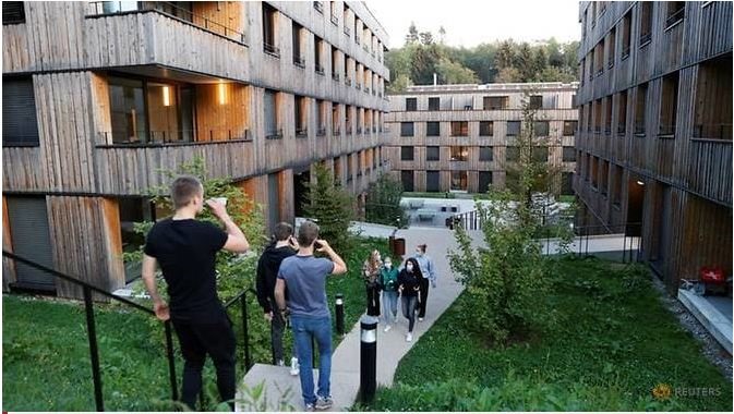 Các sinh viên đại học trong khuôn viên trường Ecole Hoteliere de Lausanne ngày 23.9. Ảnh: Reuters