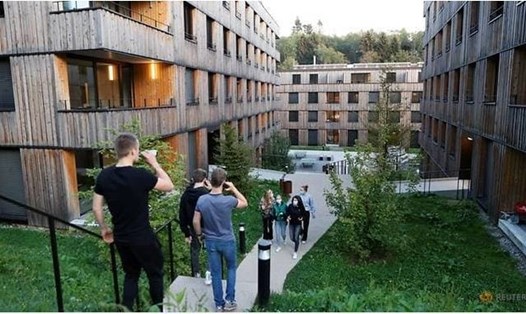 Các sinh viên đại học trong khuôn viên trường Ecole Hoteliere de Lausanne ngày 23.9. Ảnh: Reuters