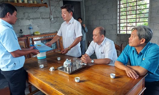 Ông Phan Hồng Anh (phải) - Phó Chủ tịch LĐLĐ Thừa Thiên - Huế trao quà hỗ trợ cho gia đình đoàn viên bị thiệt hại do bão số 5. Ảnh: LĐLĐ