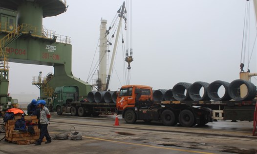 Thép của Công ty Formosa Hà Tĩnh được cẩu lên tàu tại Cảng Sơn Dương để đưa đi xuất khẩu. Ảnh: Trần Tuấn.