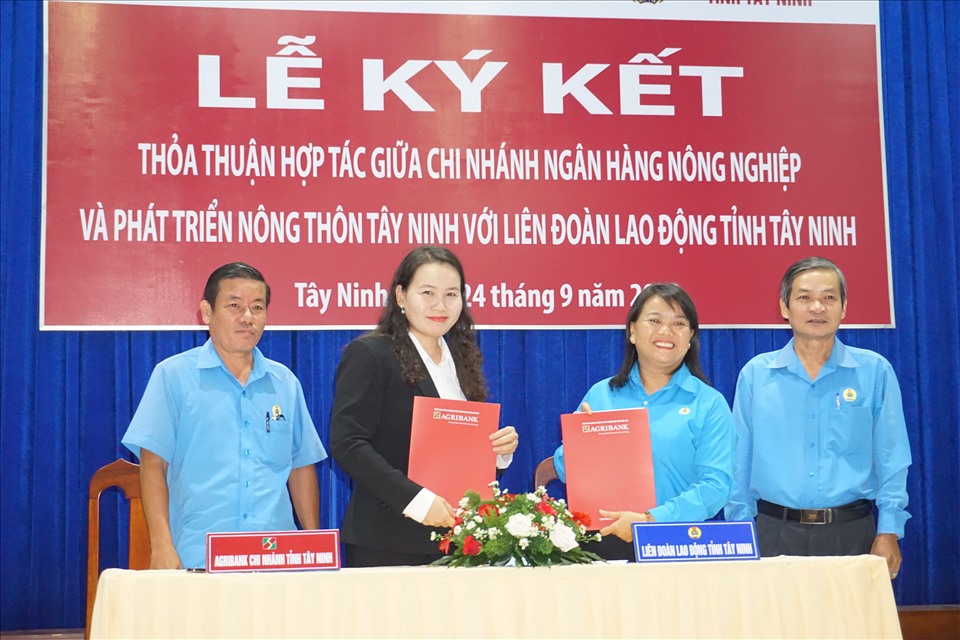 Lãnh đạo 2 đơn vị tiến hành ký kết thỏa thuận hợp tác thực hiện Quy chế phối hợp. Ảnh LĐLĐ Tây Ninh