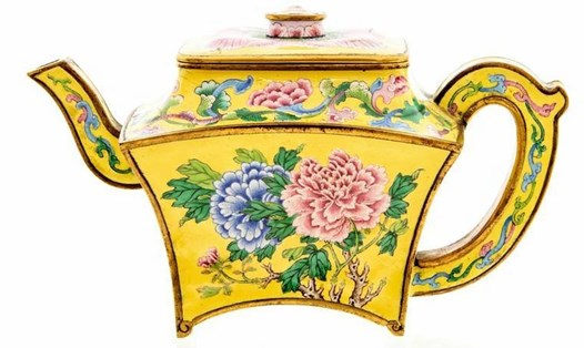 Ấm trà cổ Trung Quốc trị giá hàng tỉ đồng được phát hiện trong gara ở Anh. Ảnh: BBC