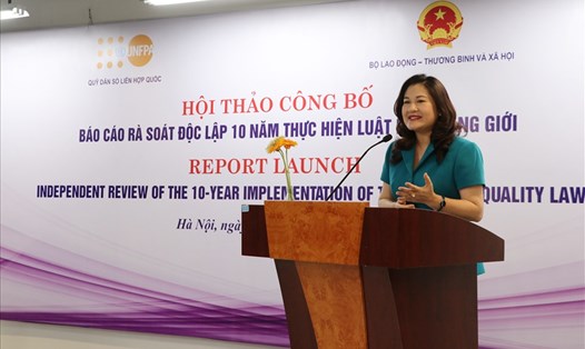Thứ trưởng Nguyễn Thị Hà phát biểu khai mạc Hội thảo. Ảnh Tống Giáp.